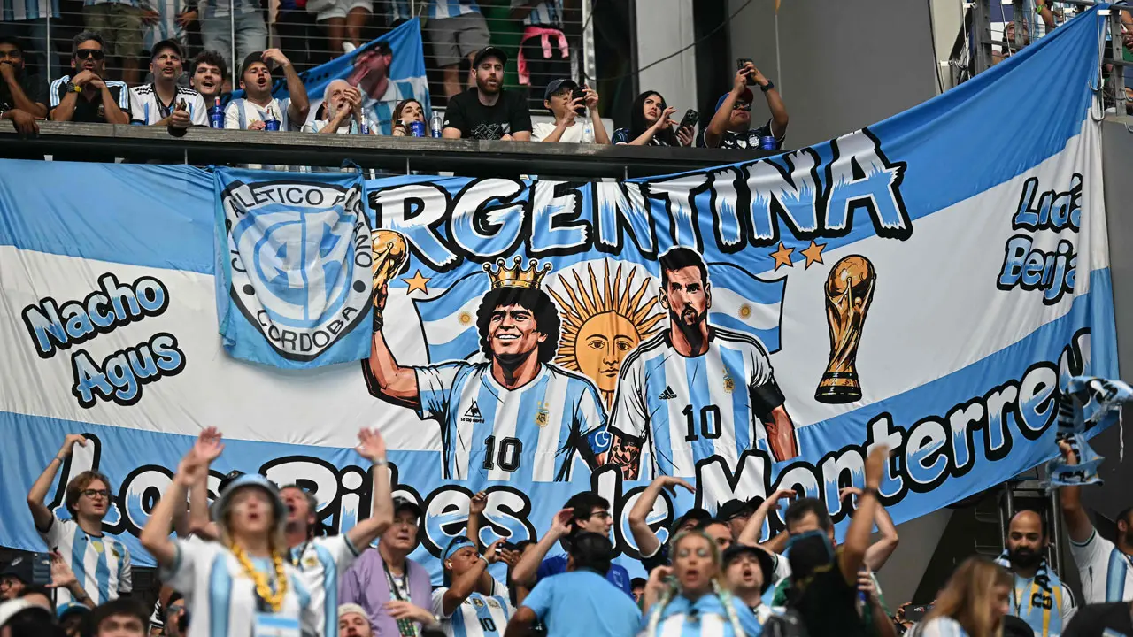 As façanhas de Maradona e Messi na Copa do Mundo deixam os torcedores argentinos em êxtase