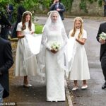Georgina, 14 anos, do primeiro casamento de Harriet, está desempenhando o importante papel de dama de honra, ao lado das duas filhas de Peter, Savannah, 15, e Isla, 14, que ele divide com a ex-esposa Autumn Kelly.