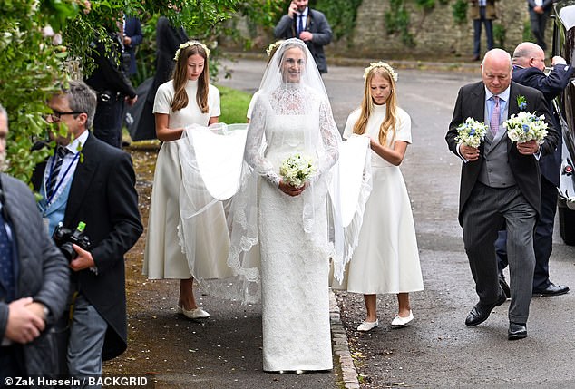 Georgina, 14 anos, do primeiro casamento de Harriet, está desempenhando o importante papel de dama de honra, ao lado das duas filhas de Peter, Savannah, 15, e Isla, 14, que ele divide com a ex-esposa Autumn Kelly.