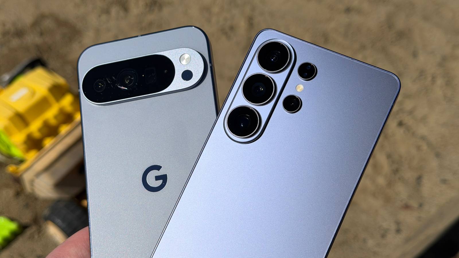Uma pessoa segurando o Google Pixel 10a