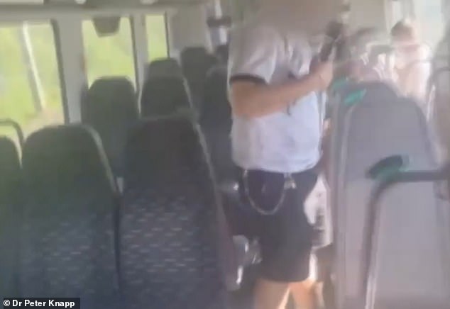 Um vídeo feito dentro de uma das carruagens após o acidente mostra viajantes em pânico caídos no chão e gritando por socorro.