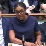 Kemi Badenoch alinhou-se ao lado de Sir Keir Starmer e do líder do DUP, Gavin Robinson, nas Perguntas do Primeiro Ministro para denunciar os bandidos que assolaram a capital da Irlanda do Norte