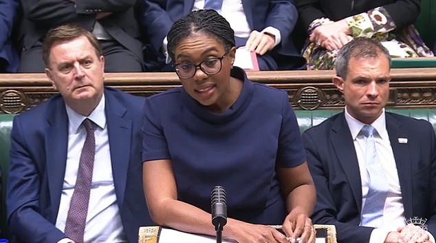 Kemi Badenoch alinhou-se ao lado de Sir Keir Starmer e do líder do DUP, Gavin Robinson, nas Perguntas do Primeiro Ministro para denunciar os bandidos que assolaram a capital da Irlanda do Norte