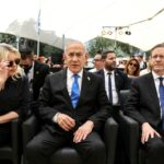 FOTO DE ARQUIVO: O presidente dos EUA, Donald Trump, aponta o dedo para o primeiro-ministro israelense, Benjamin Netanyahu, enquanto eles apertam as mãos durante uma entrevista coletiva após se reunirem no clube Mar-a-Lago de Trump em Palm Beach, Flórida, EUA, 29 de dezembro de 2025. REUTERS/Jonathan Ernst/Foto de arquivo