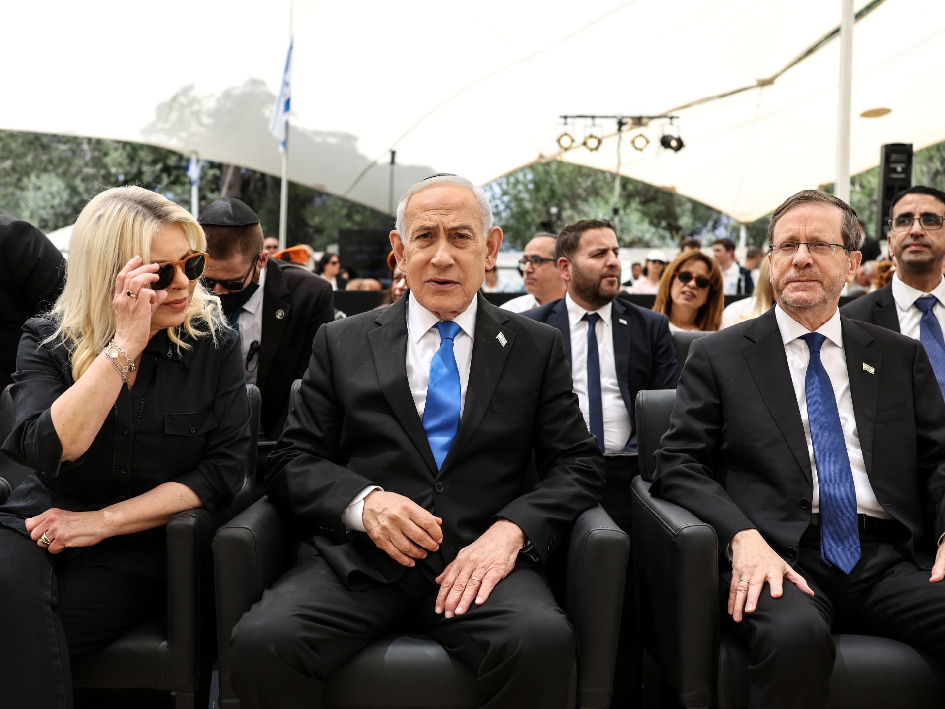 FOTO DE ARQUIVO: O presidente dos EUA, Donald Trump, aponta o dedo para o primeiro-ministro israelense, Benjamin Netanyahu, enquanto eles apertam as mãos durante uma entrevista coletiva após se reunirem no clube Mar-a-Lago de Trump em Palm Beach, Flórida, EUA, 29 de dezembro de 2025. REUTERS/Jonathan Ernst/Foto de arquivo