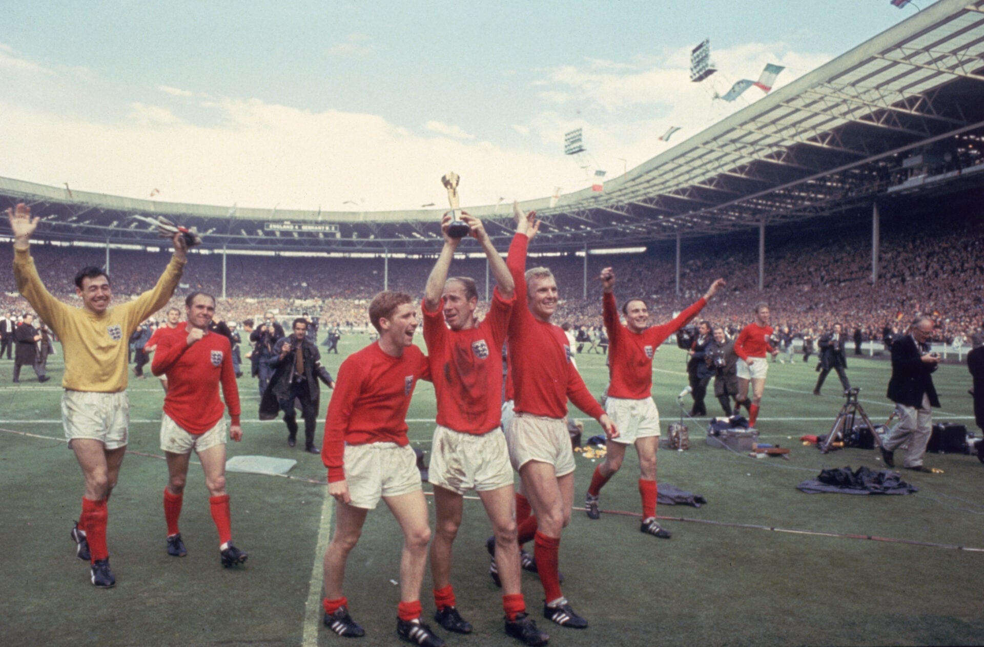 As quatro Copas do Mundo de Sir Bobby Charlton com a Inglaterra, da tragédia ao triunfo e à agonia