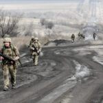Soldados ucranianos da 30ª Brigada disparam com artilharia Bohdana contra posições russas no Oblast de Donetsk, Ucrânia, 31 de maio de 2026.