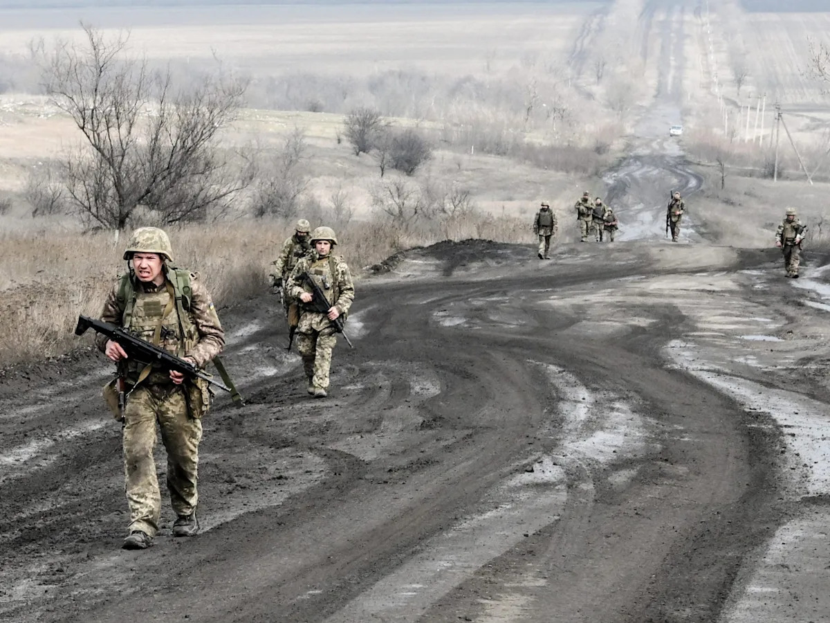 Soldados ucranianos da 30ª Brigada disparam com artilharia Bohdana contra posições russas no Oblast de Donetsk, Ucrânia, 31 de maio de 2026.