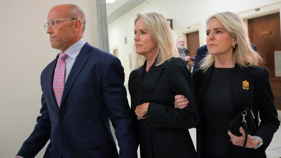 Assistente de longa data de Epstein pinta agressor sexual falecido como mestre manipulador e nega saber sobre seus crimes