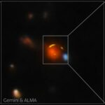 A galáxia Shadow Blaster está atrás da galáxia vermelha brilhante no centro desta imagem. - Observatório Internacional Gemini/NOIRLab/NSF/AURA