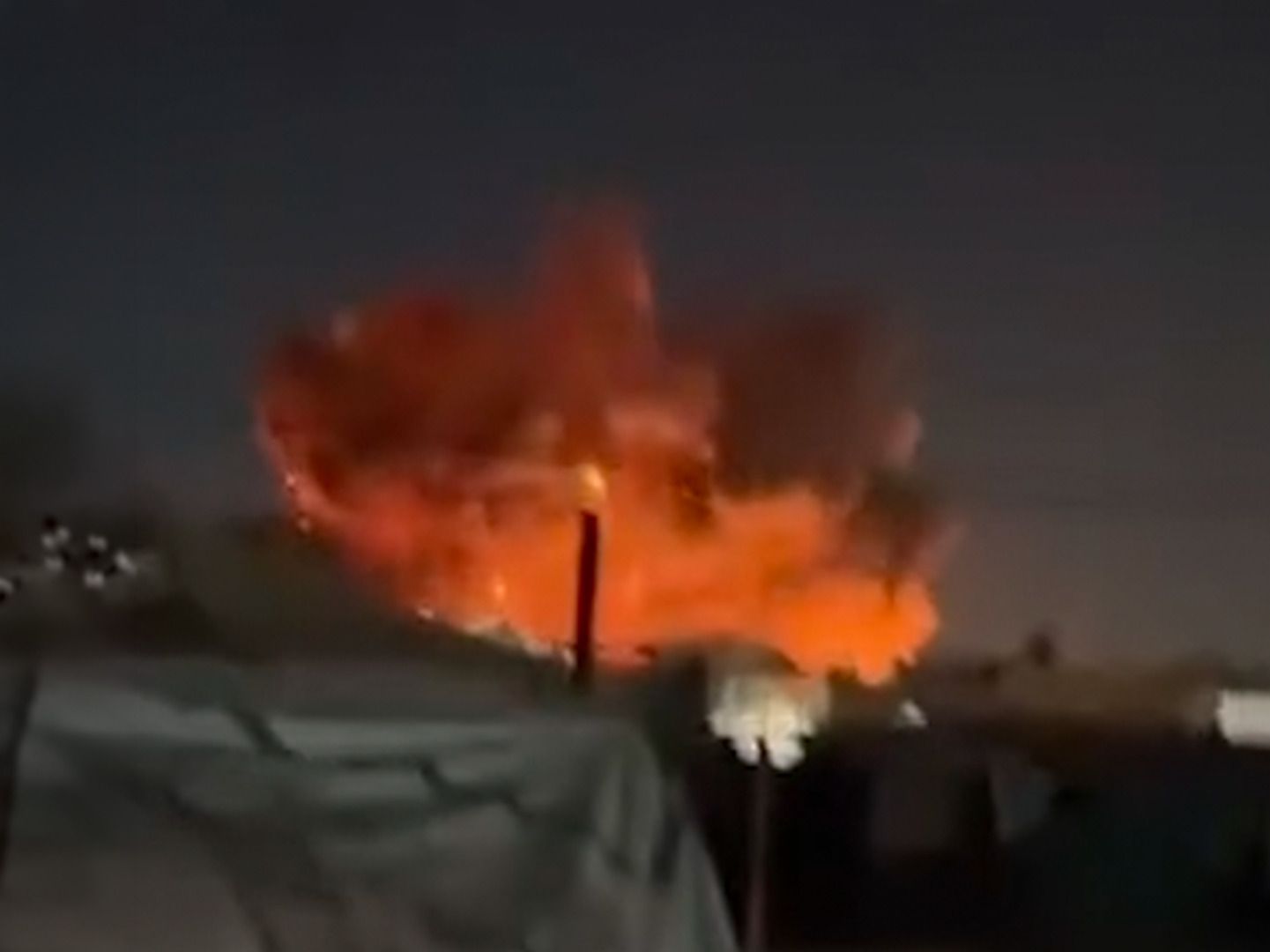 Ataque israelense mata dois e incendeia tendas na zona humanitária de Gaza