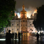 Ataque russo incendeia local religioso centenário em Kiev e mata 5 em Kharkiv