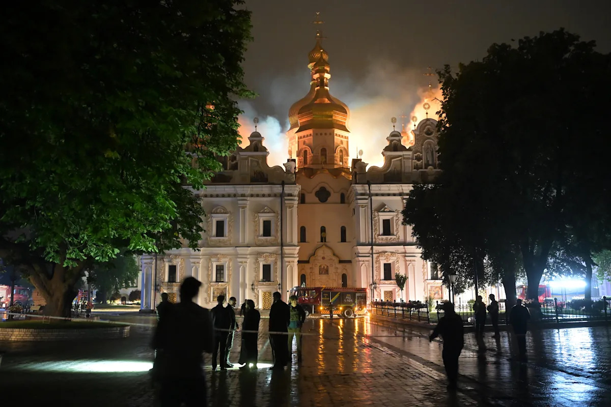 Ataque russo incendeia local religioso centenário em Kiev e mata 5 em Kharkiv