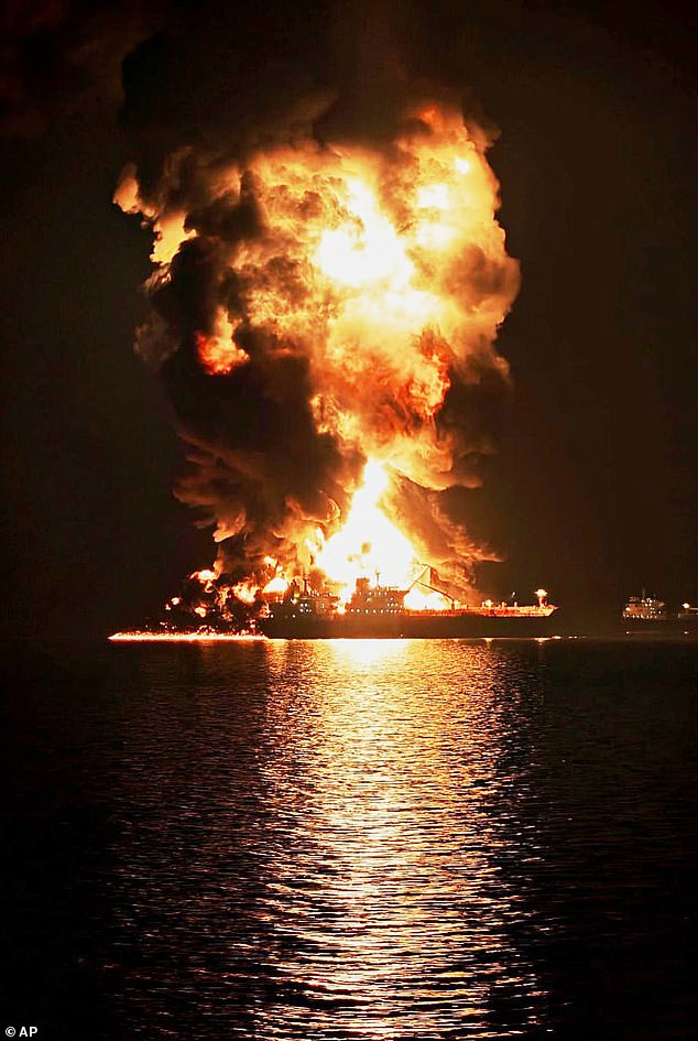 Um petroleiro queima após ser atingido por um ataque iraniano na zona de transferência entre navios no porto de Khor al-Zubair, perto de Basra, Iraque, na noite de quarta-feira, 11 de março