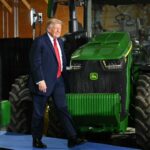 O presidente Donald Trump usa a medalha de ouro olímpica do patinador de velocidade da equipe dos EUA, Jordan Stolz, durante o dia 5 de junho de 2026 em Chippewa Falls, Wisconsin. -Samuel Corum/Getty Images