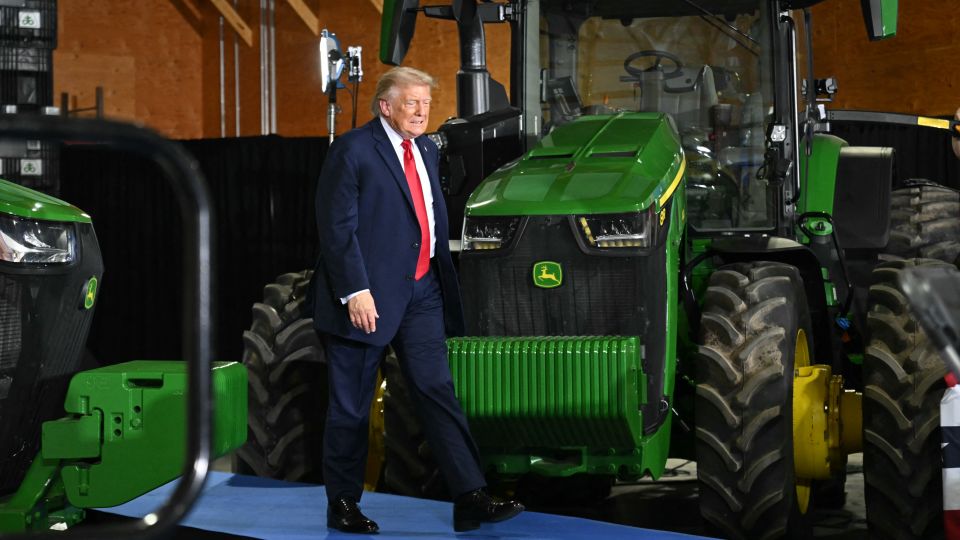 O presidente Donald Trump usa a medalha de ouro olímpica do patinador de velocidade da equipe dos EUA, Jordan Stolz, durante o dia 5 de junho de 2026 em Chippewa Falls, Wisconsin. -Samuel Corum/Getty Images