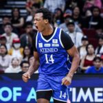 Divine Adili, do Ateneo, reage durante um jogo contra a UE no torneio de basquete masculino da temporada 88 da UAAP.