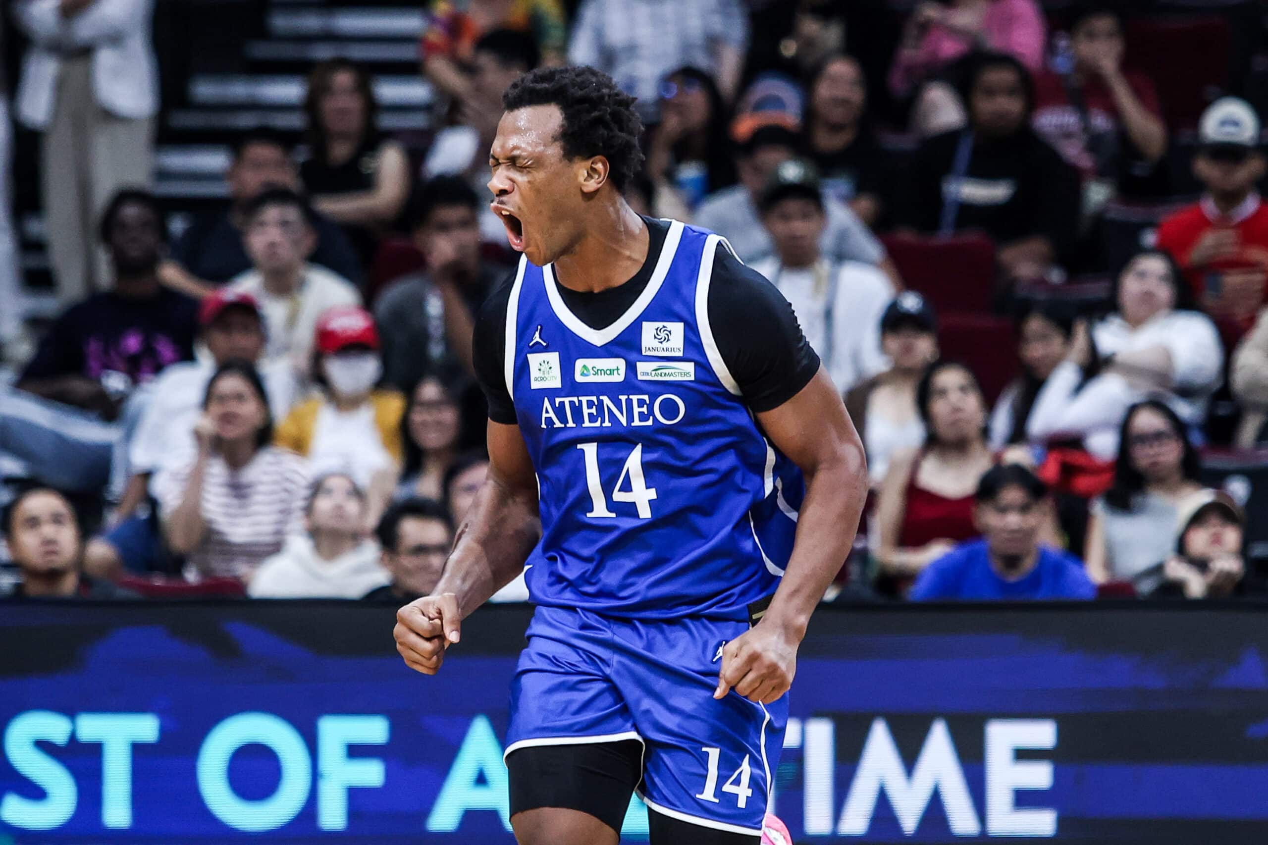 Divine Adili, do Ateneo, reage durante um jogo contra a UE no torneio de basquete masculino da temporada 88 da UAAP.