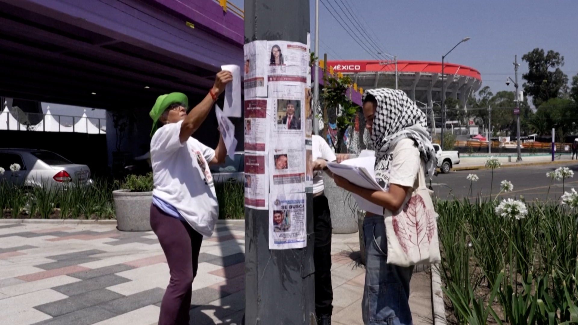 Ativistas colam cartazes desaparecidos nos estádios do México antes da Copa do Mundo