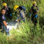 Equipes de resgate, policiais e técnicos forenses vasculham uma área gramada perto de uma ferrovia antes que a polícia encontre uma mala contendo o corpo de uma menina tailandesa de 17 anos na cidade de Pattaya, em 27 de junho. - Teerasak Suttativong/Reuters