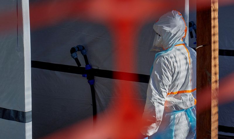 Autoridades de saúde se opõem ao plano dos EUA para tratar americanos expostos ao Ebola no exterior