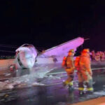 Bombeiros trabalham no local da queda de um avião, em Laredo, Texas, em 16 de junho de 2026.