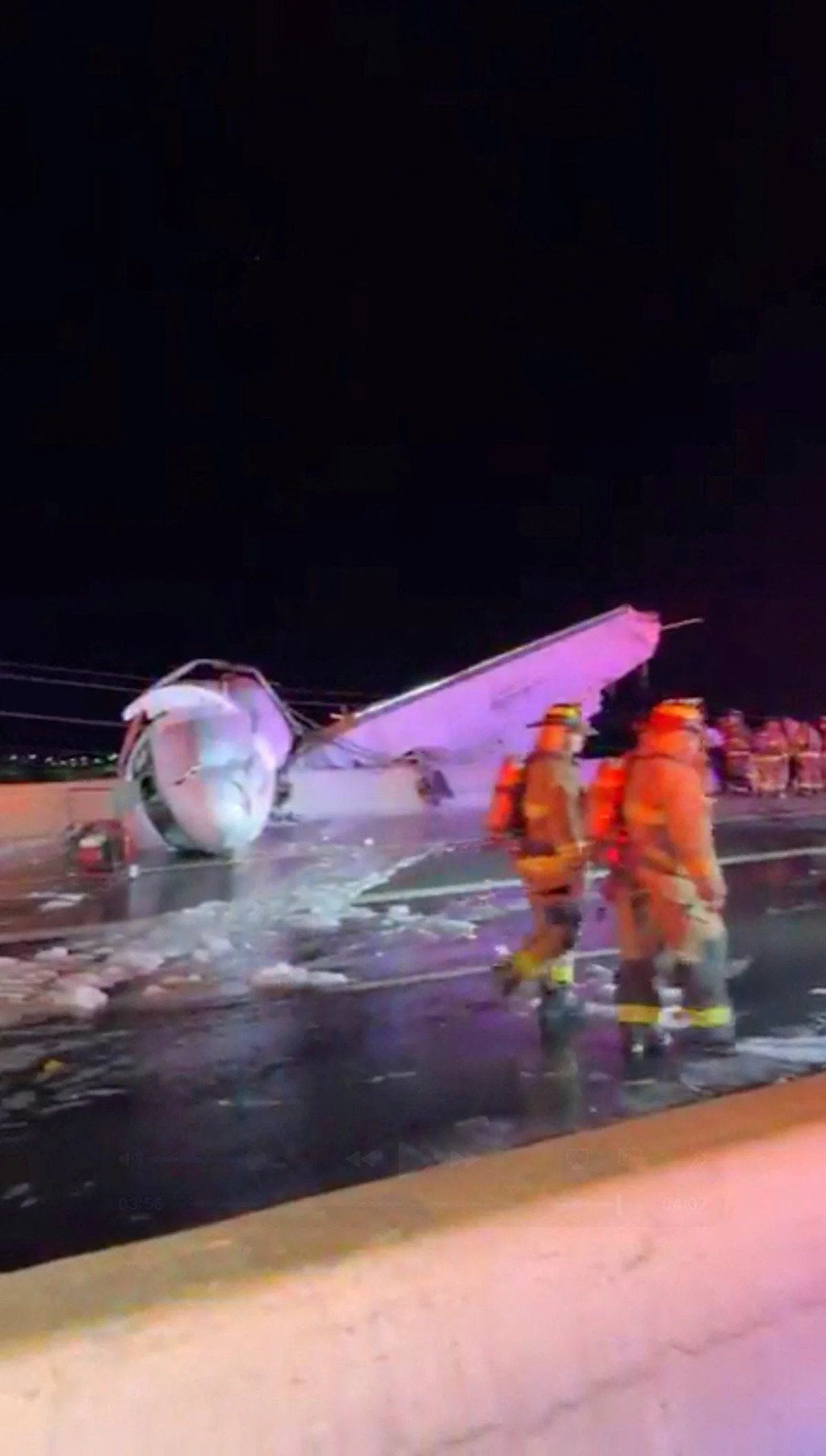 Bombeiros trabalham no local da queda de um avião, em Laredo, Texas, em 16 de junho de 2026.