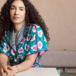 Beduíno transforma casas perdidas em refúgio exuberante em 'Neon Summer Skin'