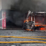 Belfast mergulhou no caos quando veículos foram incendiados após ataque de facada