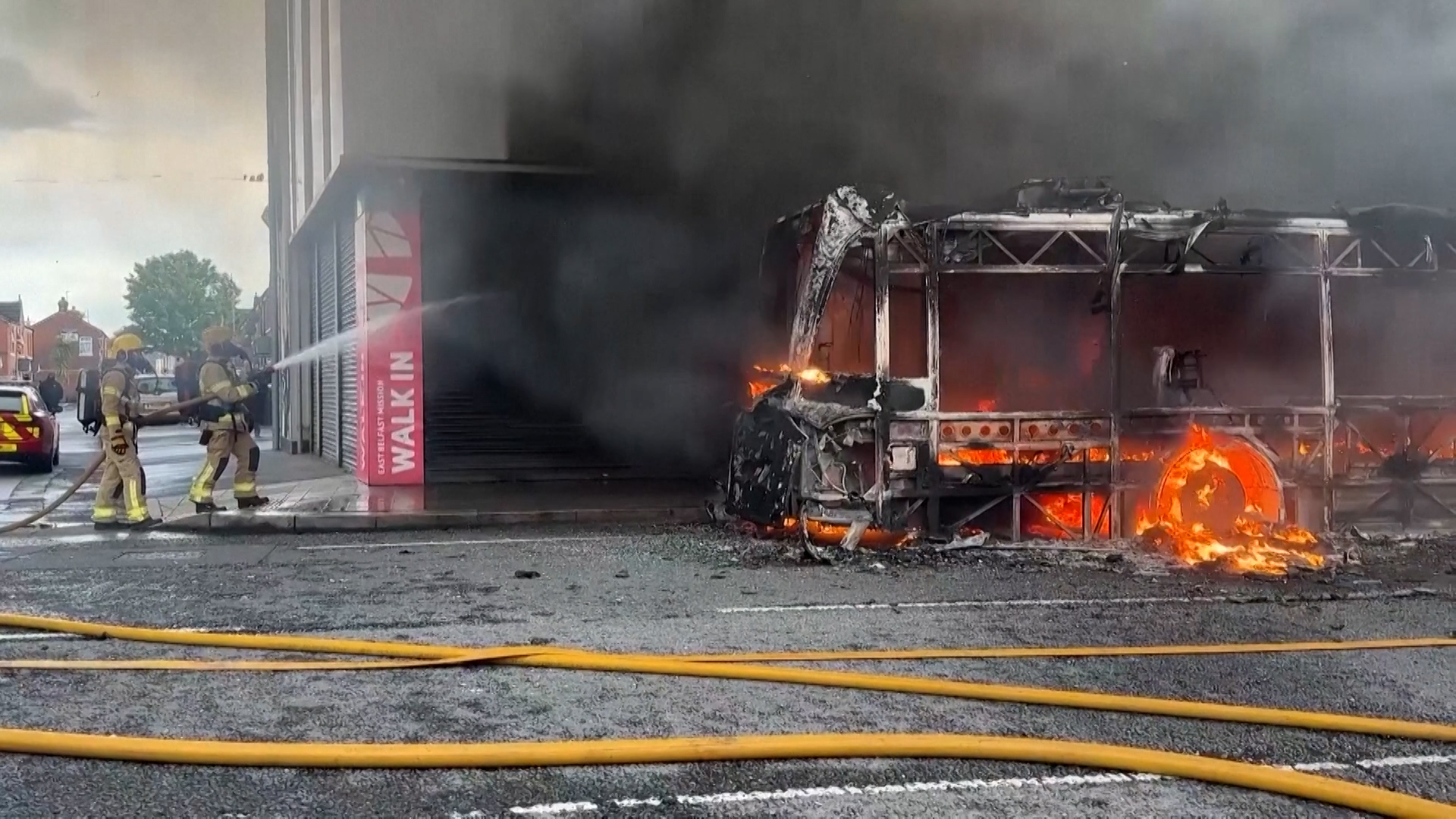 Belfast mergulhou no caos quando veículos foram incendiados após ataque de facada