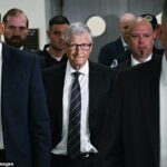 Bill Gates é visto chegando para uma entrevista a portas fechadas com o Comitê de Supervisão da Câmara no Capitólio no início deste mês
