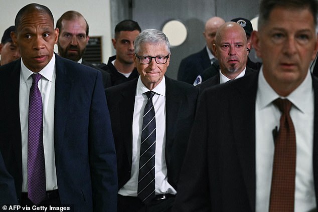 Bill Gates é visto chegando para uma entrevista a portas fechadas com o Comitê de Supervisão da Câmara no Capitólio no início deste mês