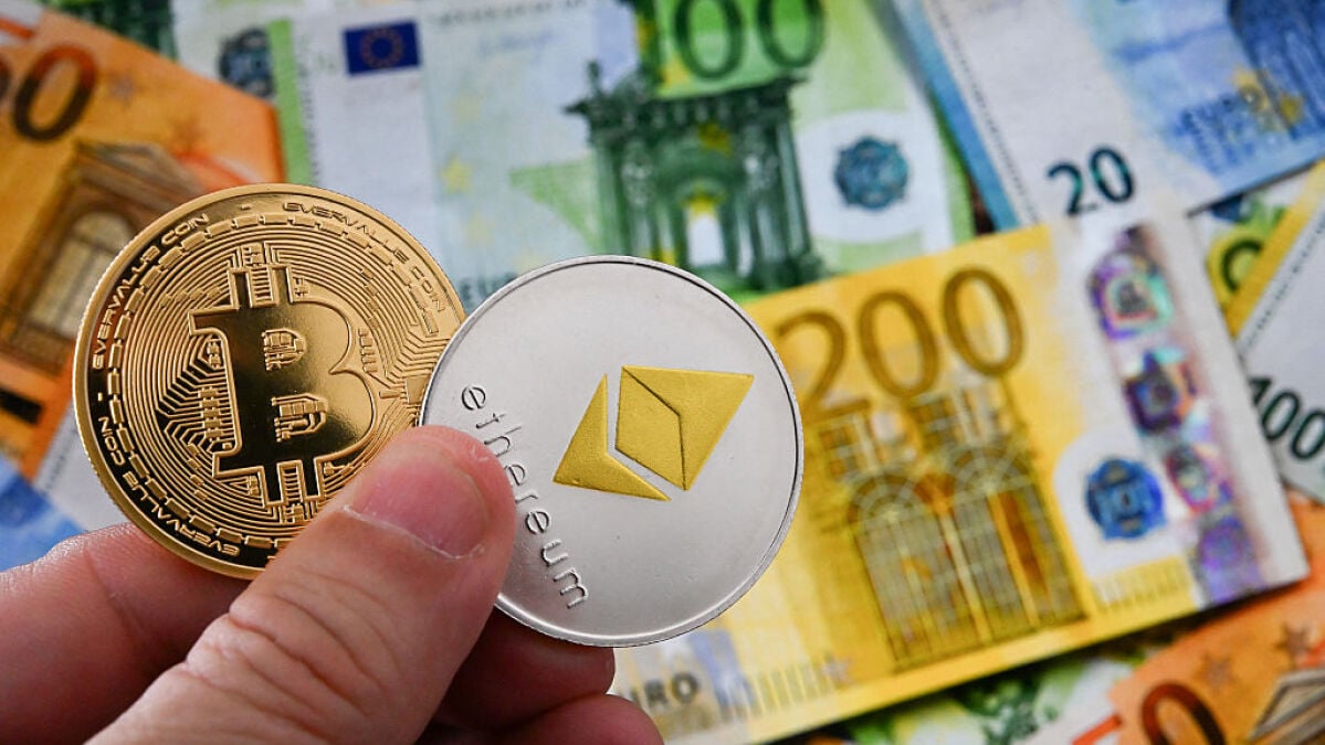 Bitcoin cai abaixo de US$ 60 mil, apesar do abraço de Trump