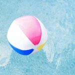 Beachballs ou Mac atrasado? A digitalização de fotos com IA pode ser o motivo | A foto mostra uma bola de praia em uma piscina