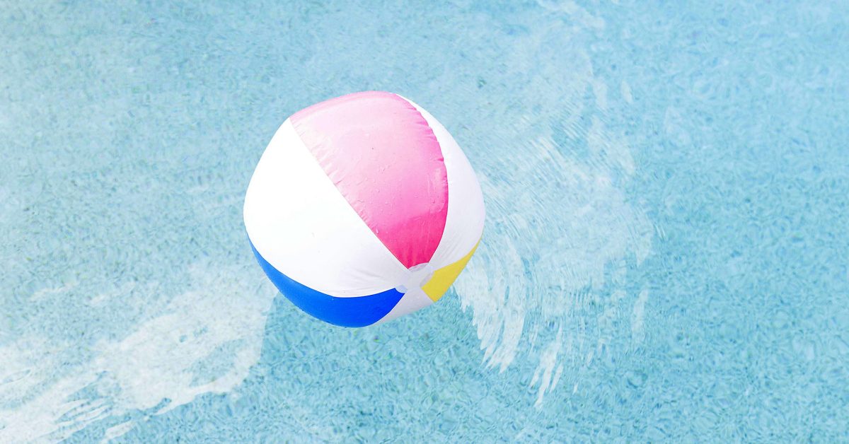 Beachballs ou Mac atrasado? A digitalização de fotos com IA pode ser o motivo | A foto mostra uma bola de praia em uma piscina