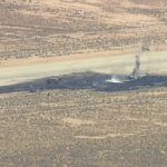 KABC - FOTO: Um bombardeiro B-52 Stratofortress da Força Aérea caiu logo após a decolagem na Base Aérea de Edwards, na Califórnia, em 15 de junho de 2026.