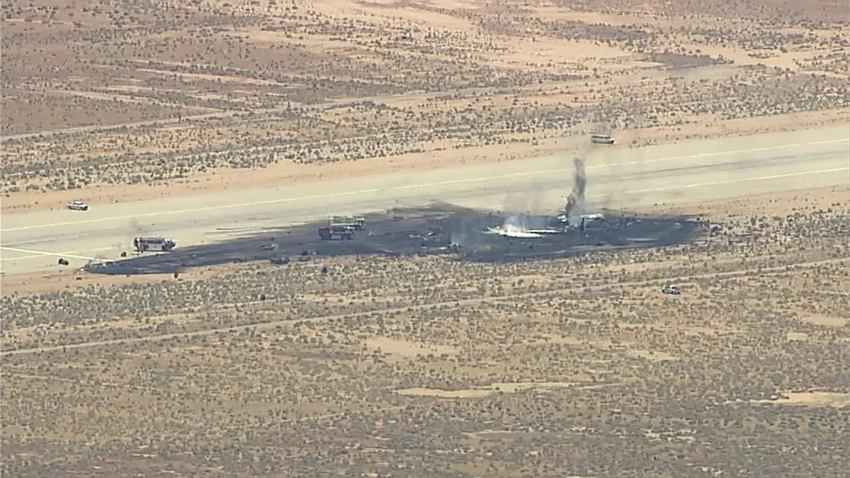 KABC - FOTO: Um bombardeiro B-52 Stratofortress da Força Aérea caiu logo após a decolagem na Base Aérea de Edwards, na Califórnia, em 15 de junho de 2026.