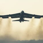 Bombardeiro B-52 da Força Aérea dos EUA cai após a decolagem, diz Base Aérea de Edwards