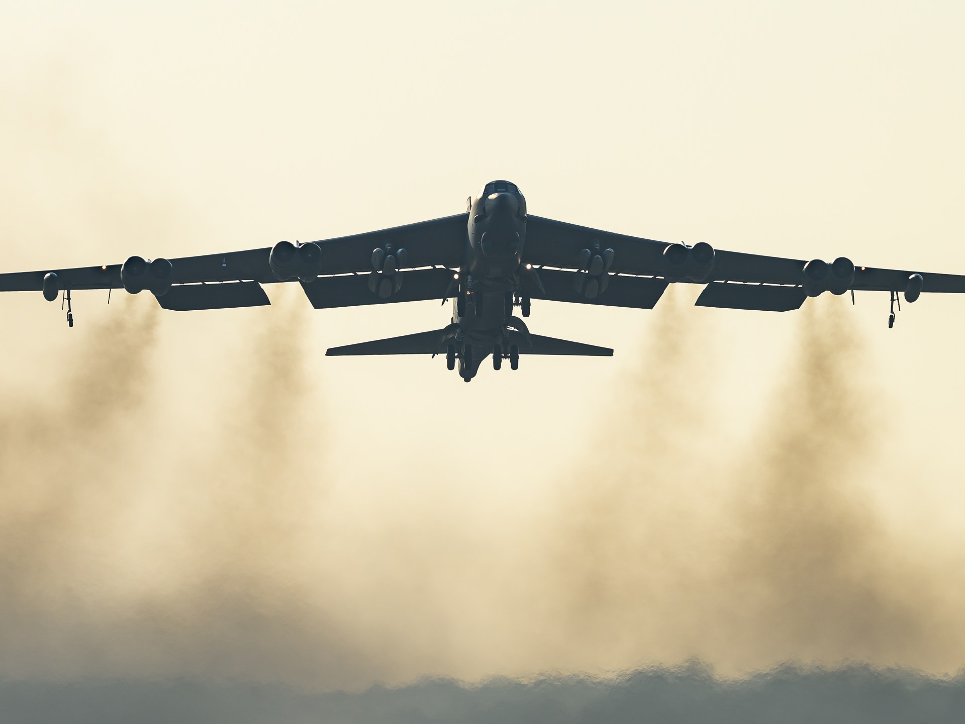 Bombardeiro B-52 da Força Aérea dos EUA cai após a decolagem, diz Base Aérea de Edwards