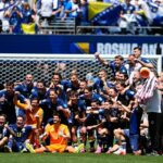 epa13061742 Edin Dzeko da Bósnia e Herzegovina (R) e seus companheiros comemoram o gol de 2 a 0 durante a partida da fase de grupos da Copa do Mundo FIFA 2026, Bósnia e Herzegovina contra o Catar, em Seattle, Washington, EUA, 24 de junho de 2026. EPA/STEPHAN BRASHEAR