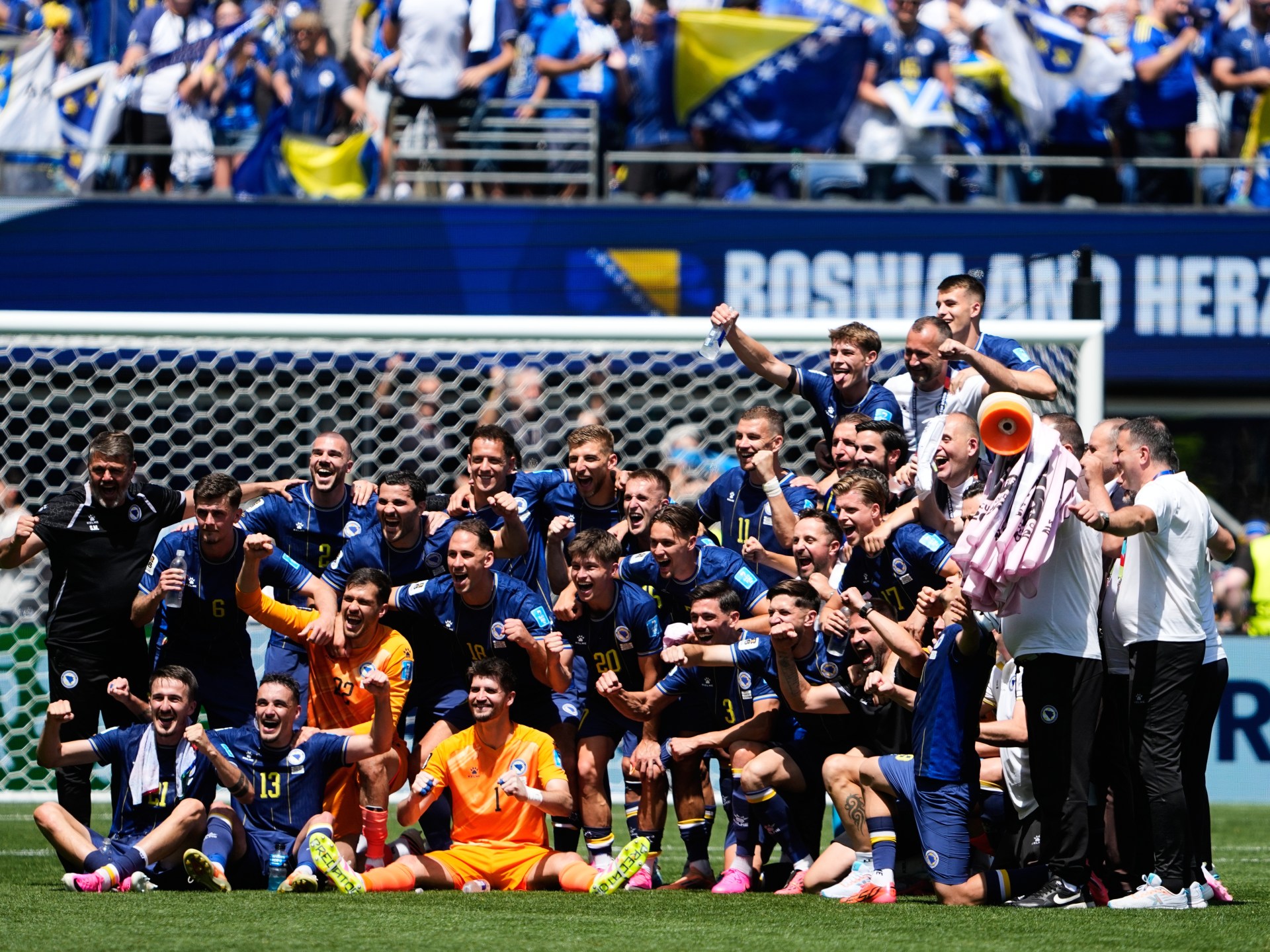 epa13061742 Edin Dzeko da Bósnia e Herzegovina (R) e seus companheiros comemoram o gol de 2 a 0 durante a partida da fase de grupos da Copa do Mundo FIFA 2026, Bósnia e Herzegovina contra o Catar, em Seattle, Washington, EUA, 24 de junho de 2026. EPA/STEPHAN BRASHEAR