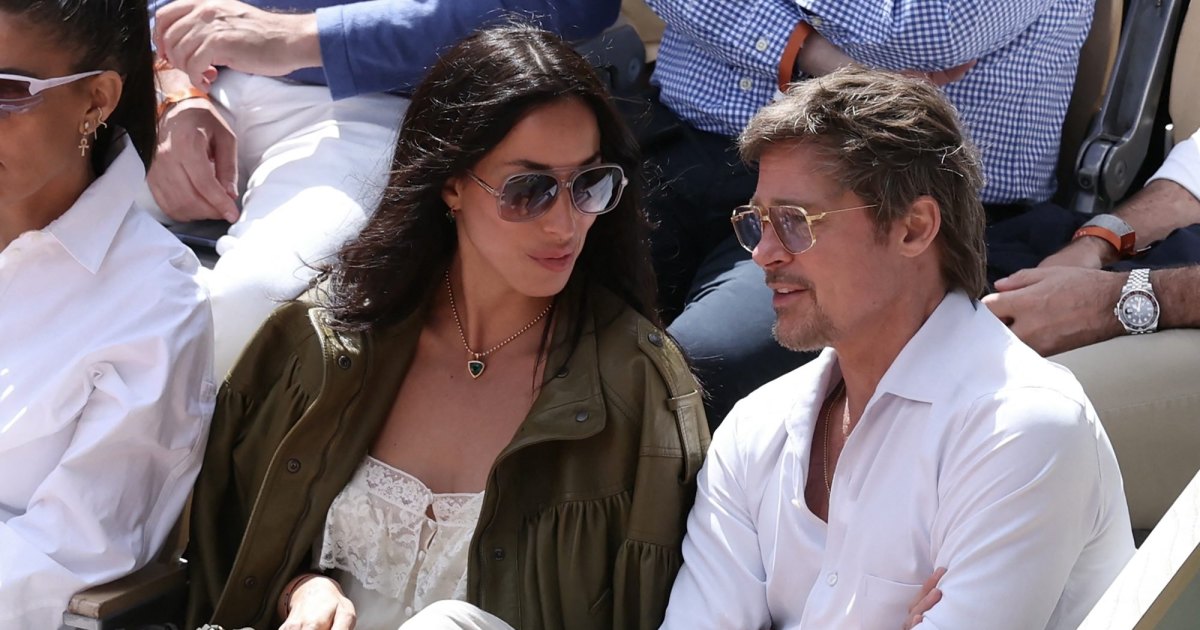 GettyImages-2280182904 Brad Pitt e sua namorada Ines de Ramon mostram PDA durante visita aconchegante ao Aberto da França