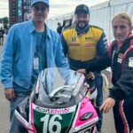 Brad Pitt no set do filme 'Isle of Man' produzido pelo Plano B quando as filmagens começam durante uma corrida de motocicleta