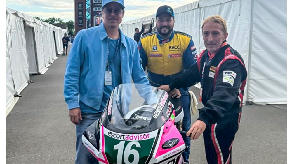 Brad Pitt no set do filme 'Isle of Man' produzido pelo Plano B quando as filmagens começam durante uma corrida de motocicleta