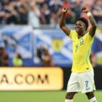 O atacante brasileiro nº 09 Matheus Cunha comemora o segundo gol de seu time com o companheiro de equipe nº 07 Vinicius Junior durante a partida de futebol do Grupo C da Copa do Mundo de 2026 entre Brasil e Haiti, no Estádio da Filadélfia, na Filadélfia, em 19 de junho de 2026. (Foto de ROBERTO SCHMIDT / AFP)