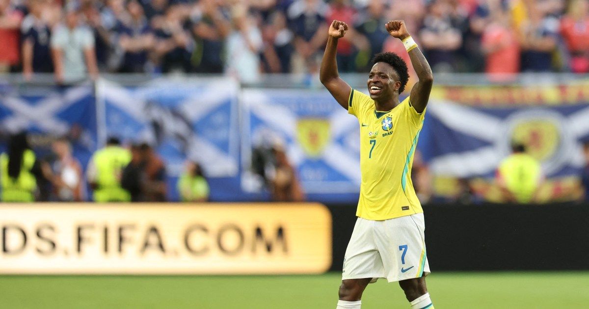 O atacante brasileiro nº 09 Matheus Cunha comemora o segundo gol de seu time com o companheiro de equipe nº 07 Vinicius Junior durante a partida de futebol do Grupo C da Copa do Mundo de 2026 entre Brasil e Haiti, no Estádio da Filadélfia, na Filadélfia, em 19 de junho de 2026. (Foto de ROBERTO SCHMIDT / AFP)
