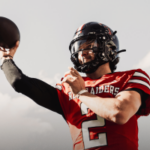 Brendan Sorsby com uniforme do Texas Tech Red Raiders se prepara para lançar uma bola de futebol durante uma foto promocional em meio à disputa de elegibilidade dos 12 grandes e à decisão do Draft Suplementar da NFL.