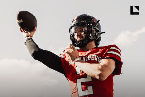Brendan Sorsby com uniforme do Texas Tech Red Raiders se prepara para lançar uma bola de futebol durante uma foto promocional em meio à disputa de elegibilidade dos 12 grandes e à decisão do Draft Suplementar da NFL.