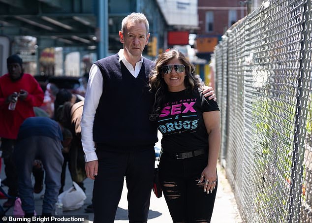 Alexander Armstrong com Sarah Laurel da Savage Sisters Recovery