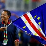 Jogadores e funcionários de Cabo Verde comemoram após o jogo da Arábia Saudita, na medida em que Cabo Verde se classifica para a fase eliminatória da Copa do Mundo
